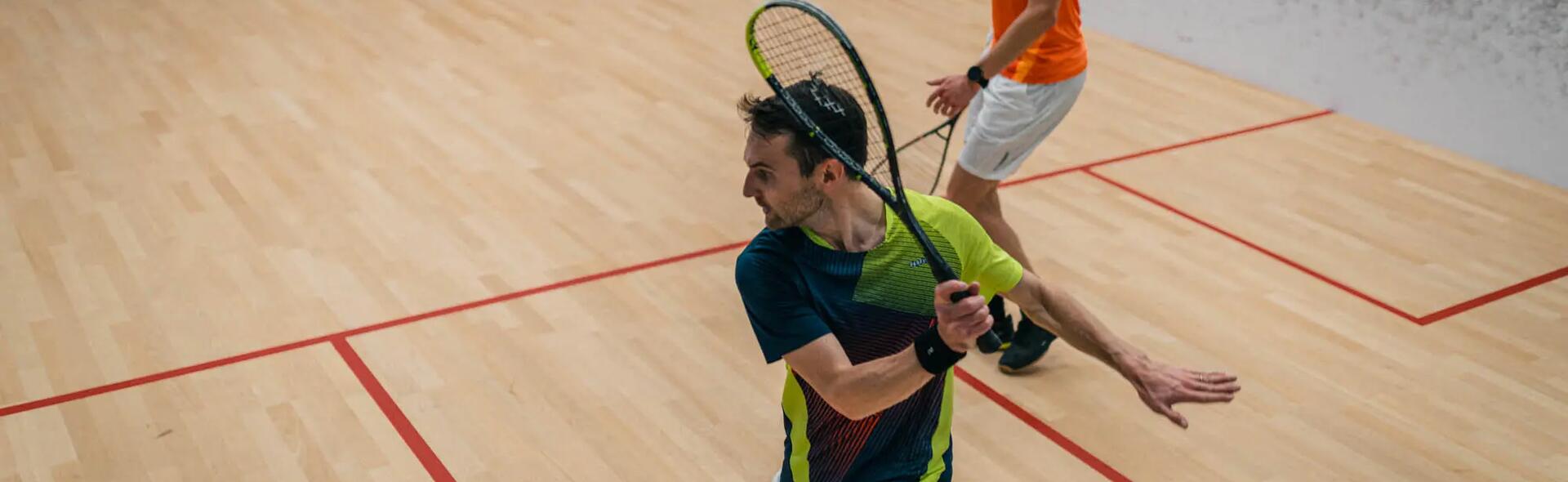 mężczyzna grający w squasha