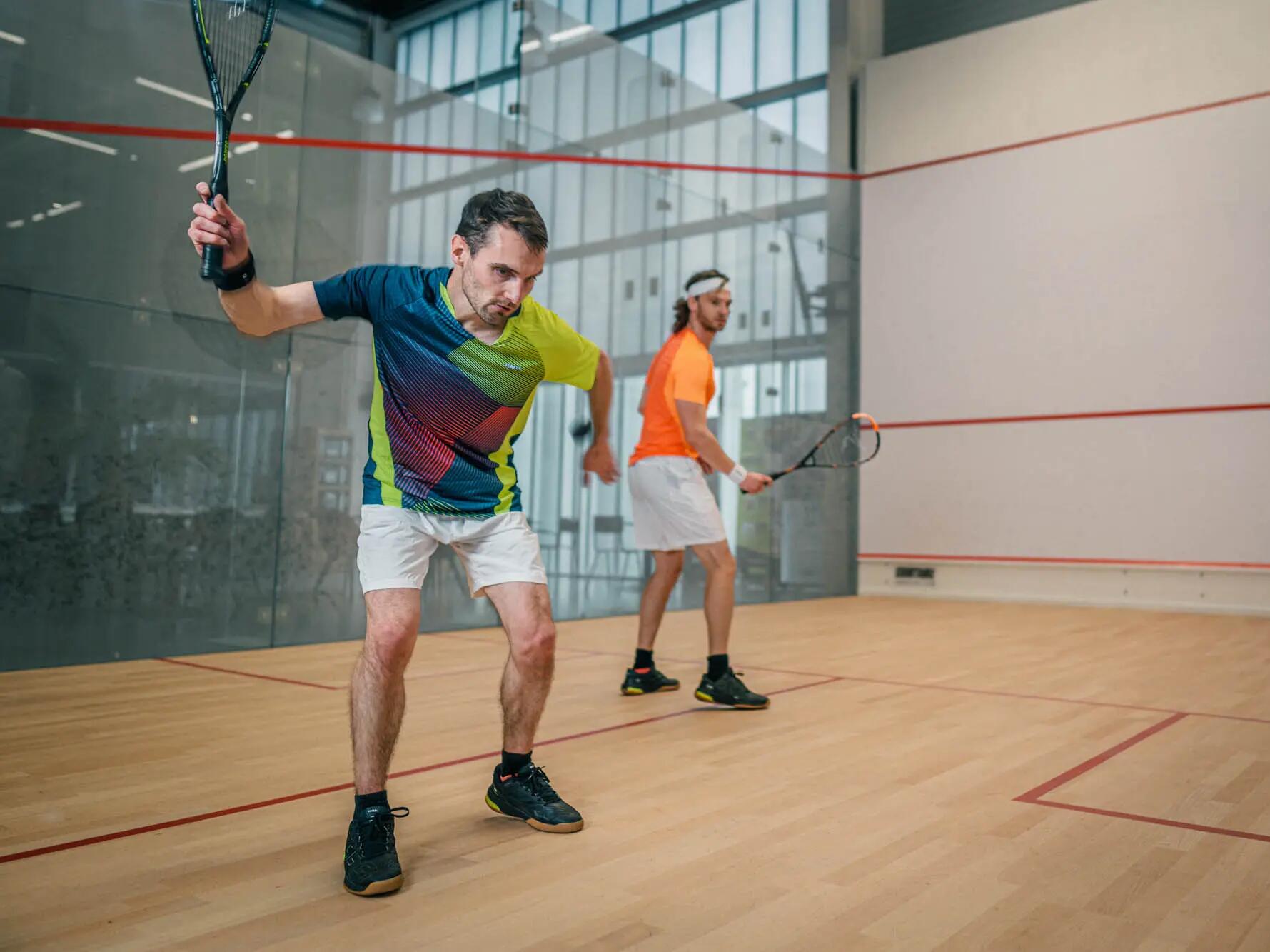 mężczyźni w odzieży do squasha trenujący na korcie