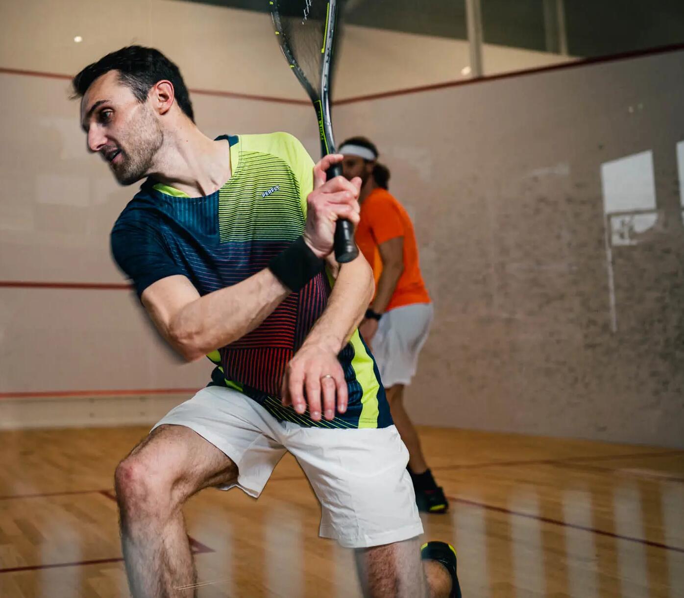 mężczyzna w stroju do squasha grający na boisku 