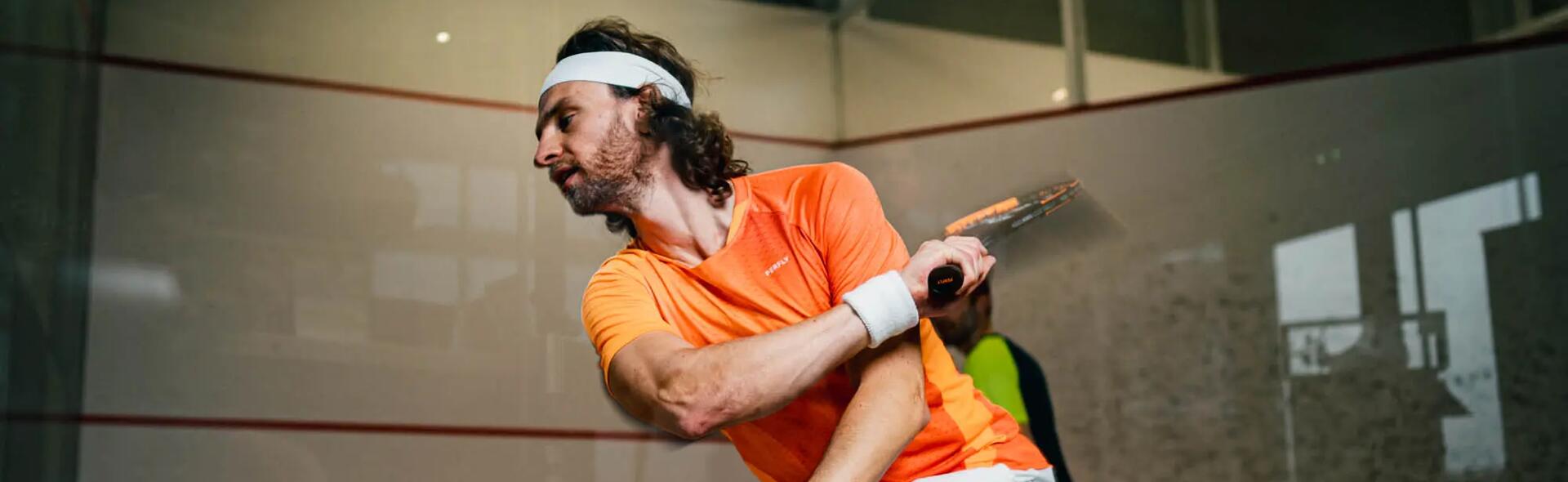 Mężczyzna w odzieży do squasha trzymający rakietę do squasha