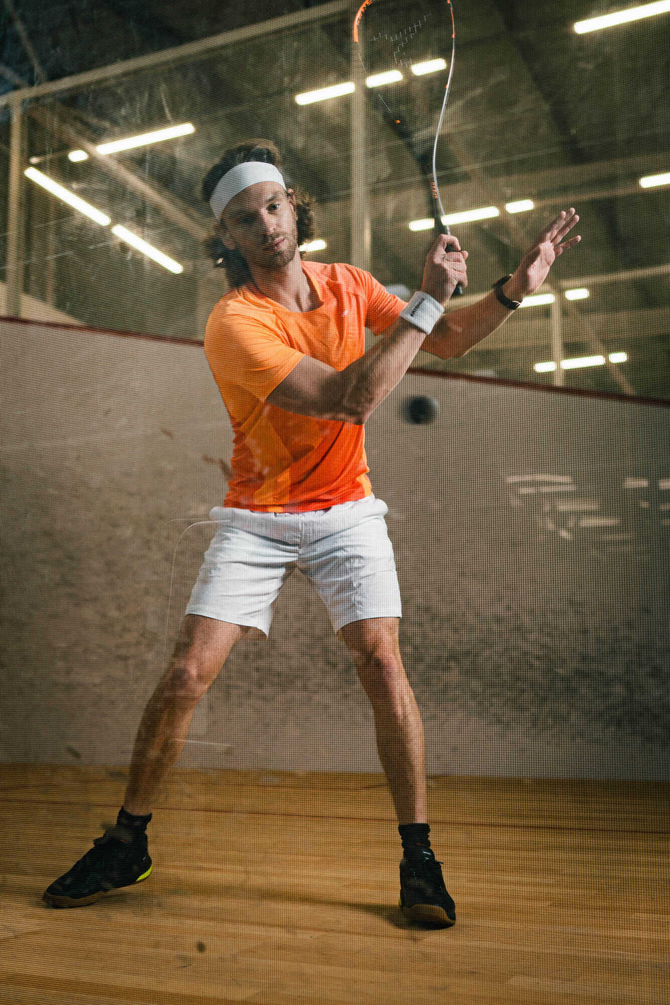 Muž hrajúci squash