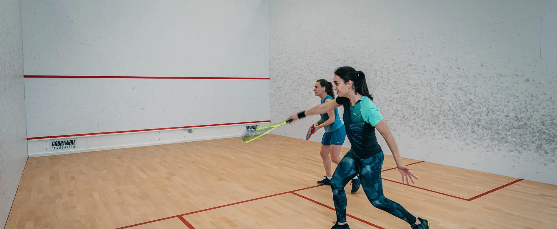 Dve ženy hrajúce squash hlavný banner