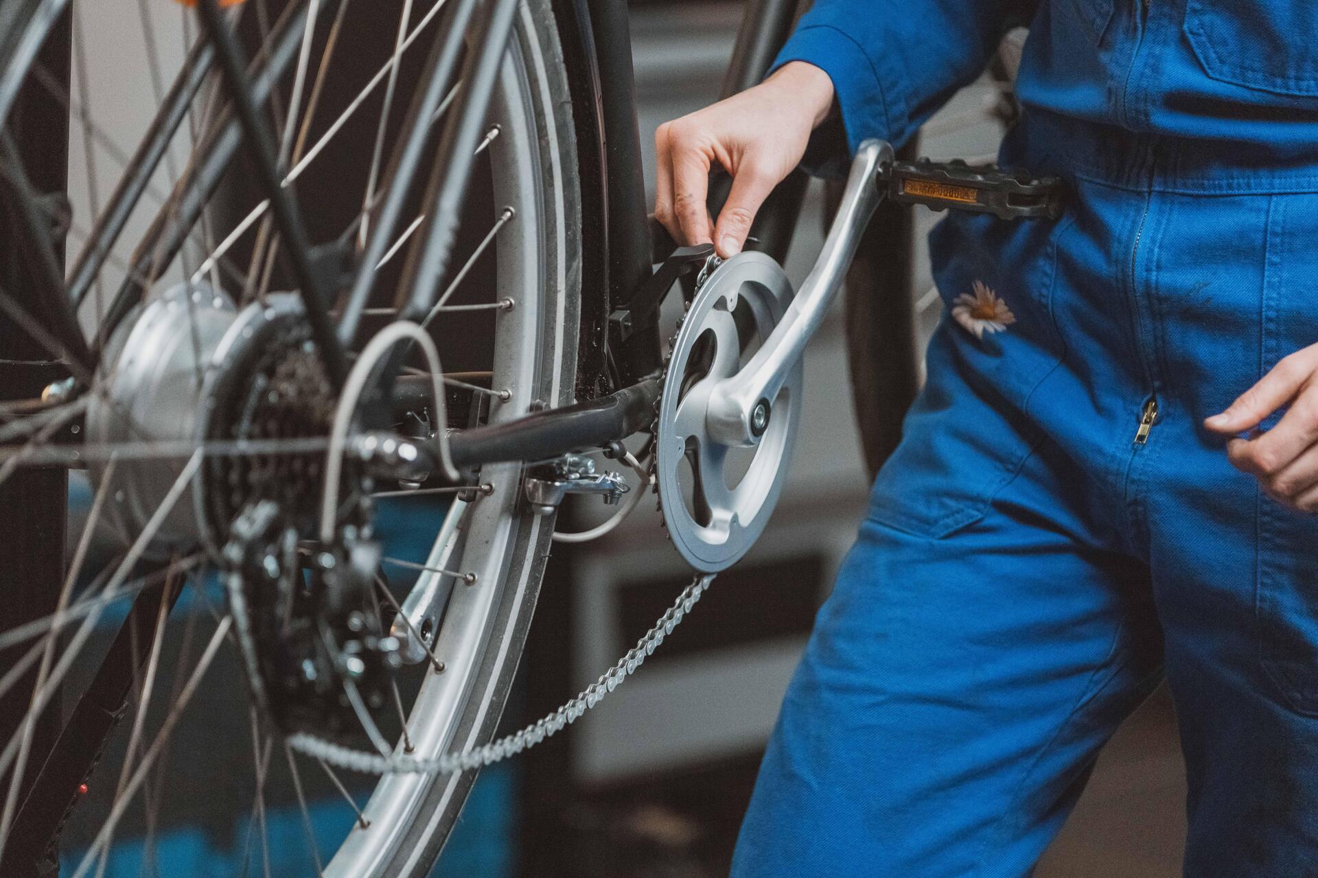 Kobieta napinająca łańcuch rowerowy