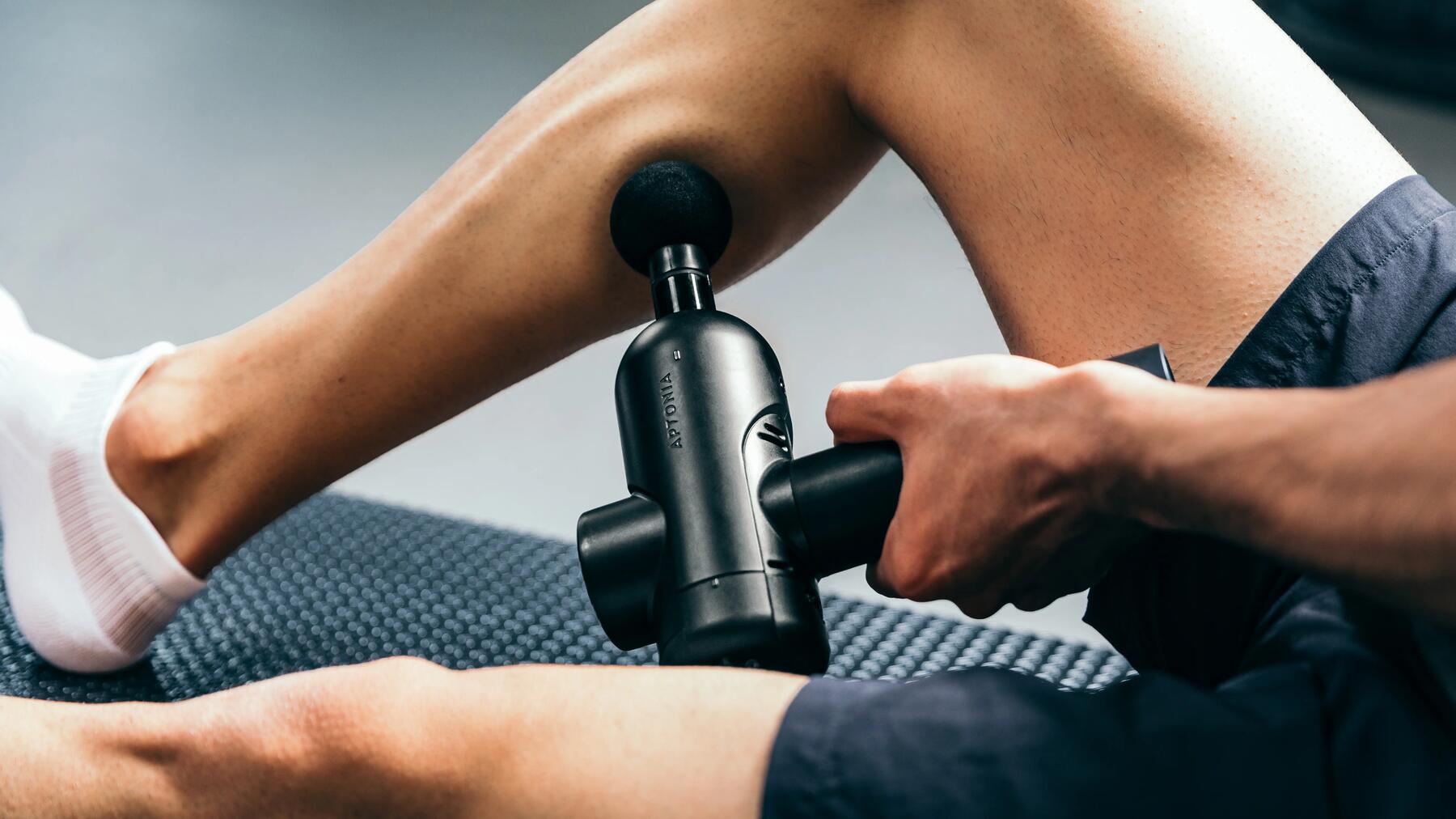 homem a massagem com pistola de massagem decathlon