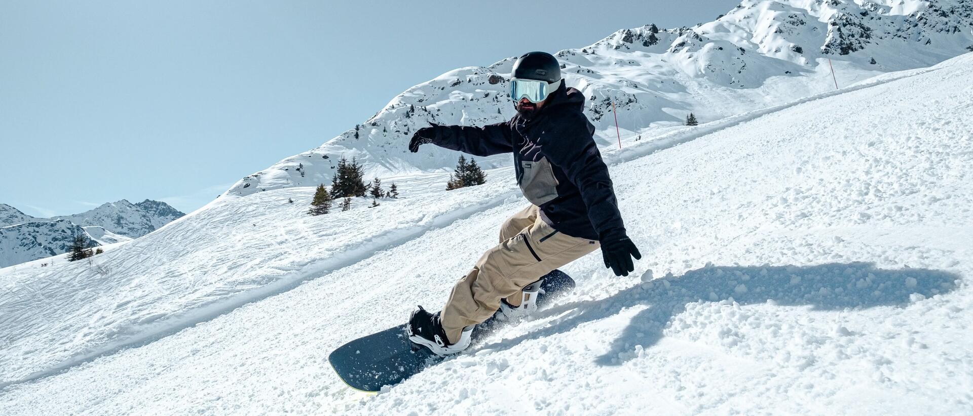 mężczyzna jadący na desce snowboardowej