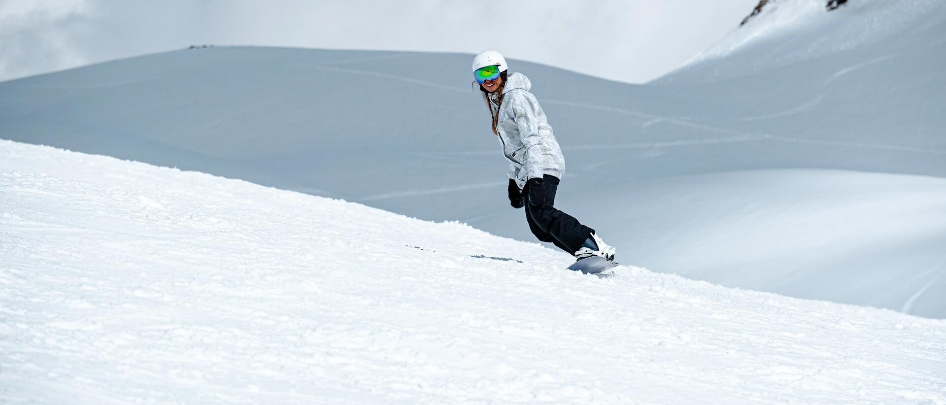 kobieta zjeżdżająca na desce snowboardowej