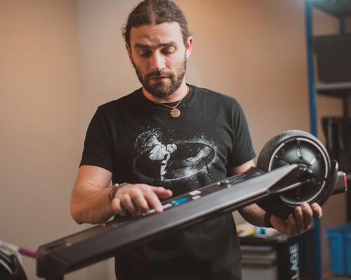 ¿Cómo reparar la rueda de un patinete eléctrico?