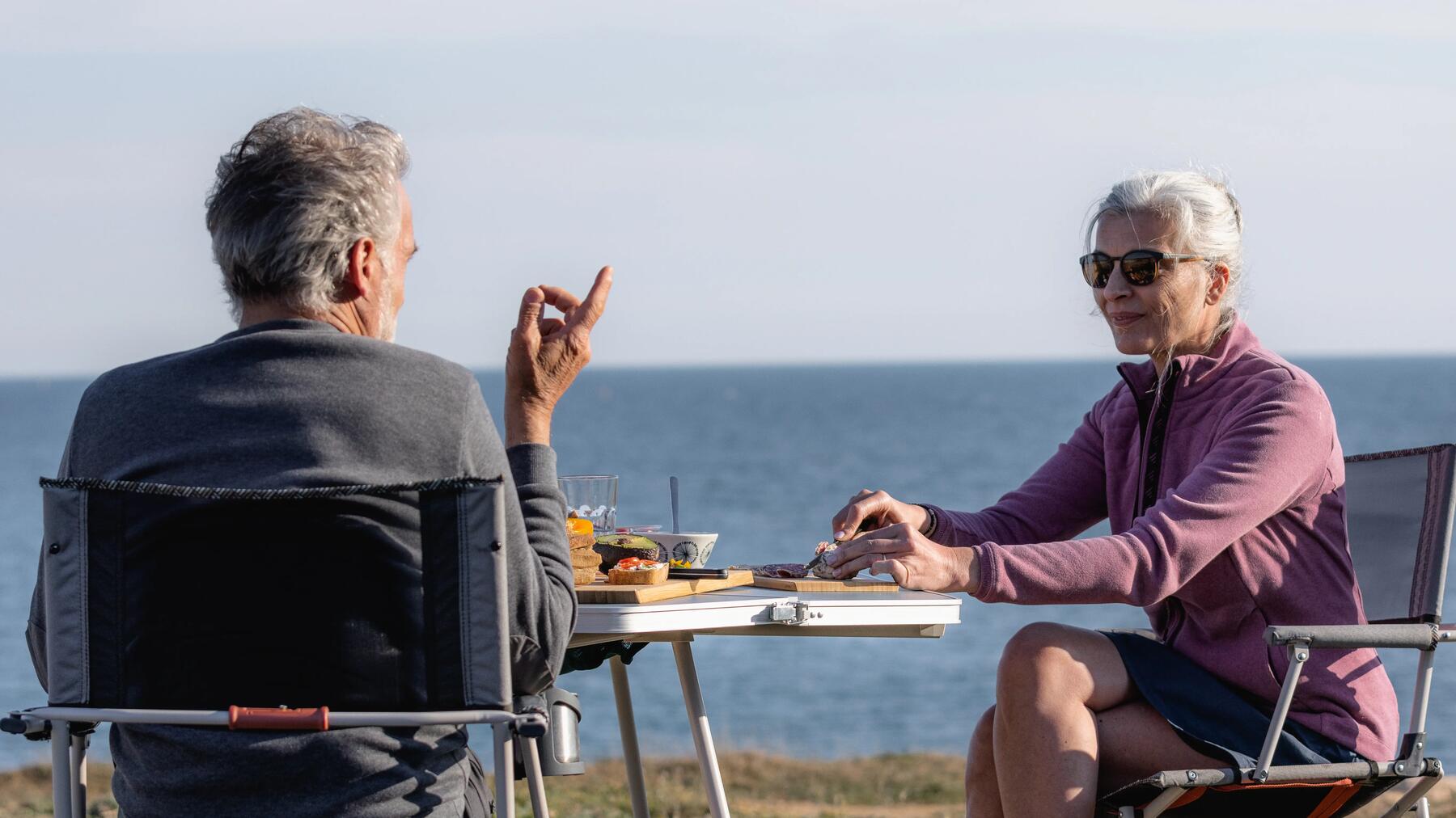 rapariga a cozinhar no campismo