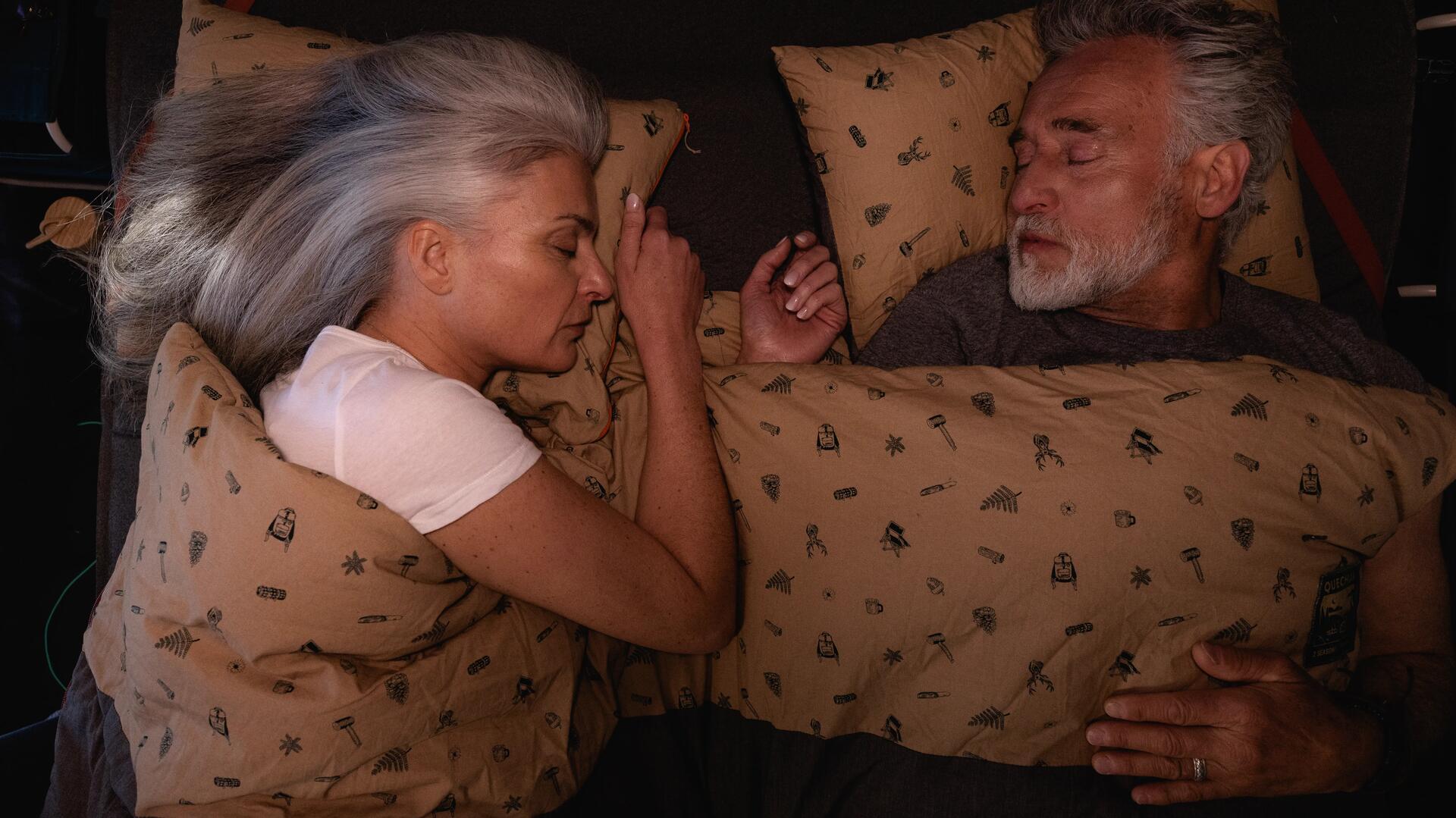 En äldre man och kvinna som sover jämsides