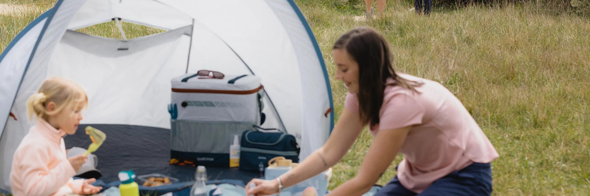 Couple faisant du camping en bivouac