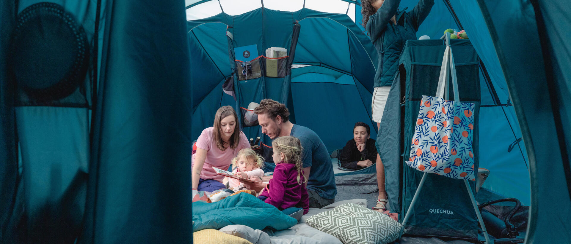 família a acampar decathlon