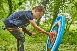 L'initiation du tir à l'arc peut se faire dès le plus jeune âge mais il y a tout de même quelques précautions à prendre en compte. 