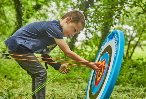 L'initiation du tir à l'arc peut se faire dès le plus jeune âge mais il y a tout de même quelques précautions à prendre en compte. 