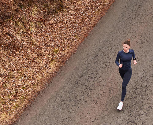 TEE SHIRT RUNNING MANCHES LONGUES FEMME RESPIRANT KIPRUN SKINCARE LIGHT BLEU