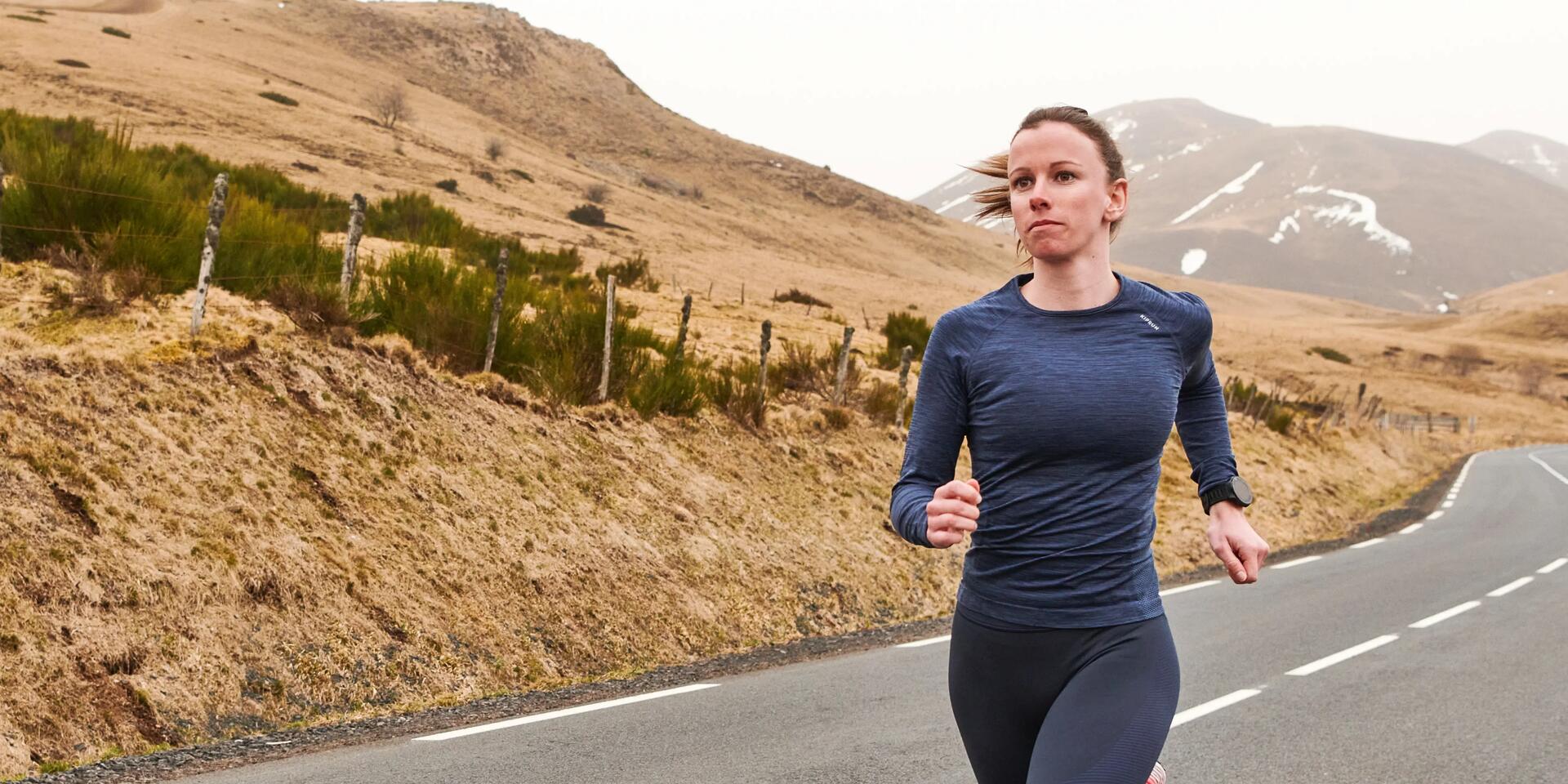 TEE SHIRT RUNNING MANCHES LONGUES FEMME RESPIRANT KIPRUN SKINCARE LIGHT BLEU