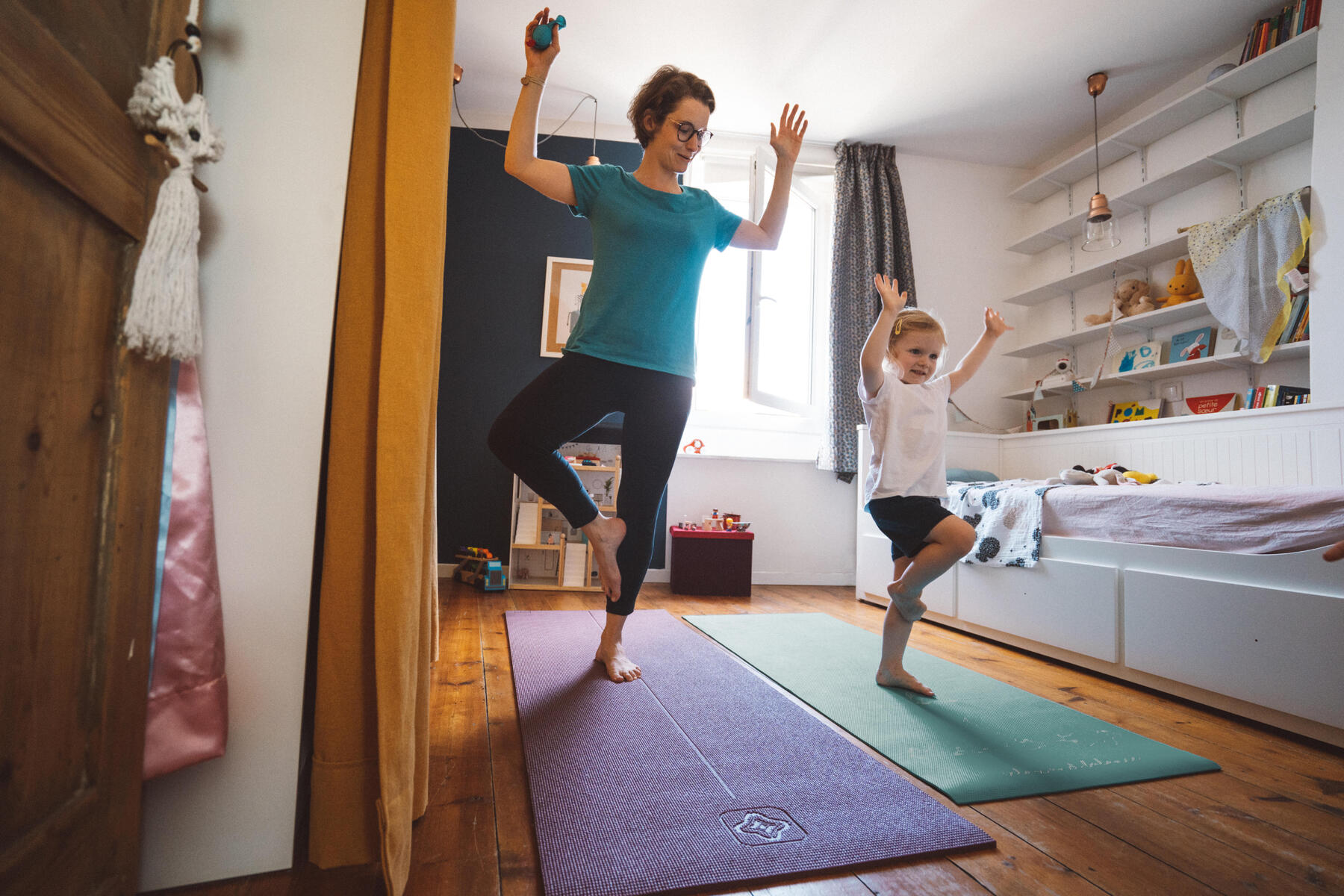 Medre e hijo haciendo Yoga