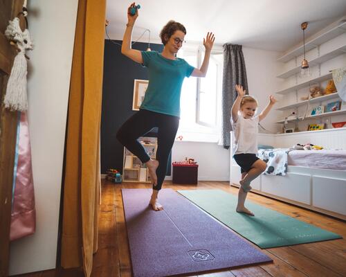 adulto e crianca a fazer exercício