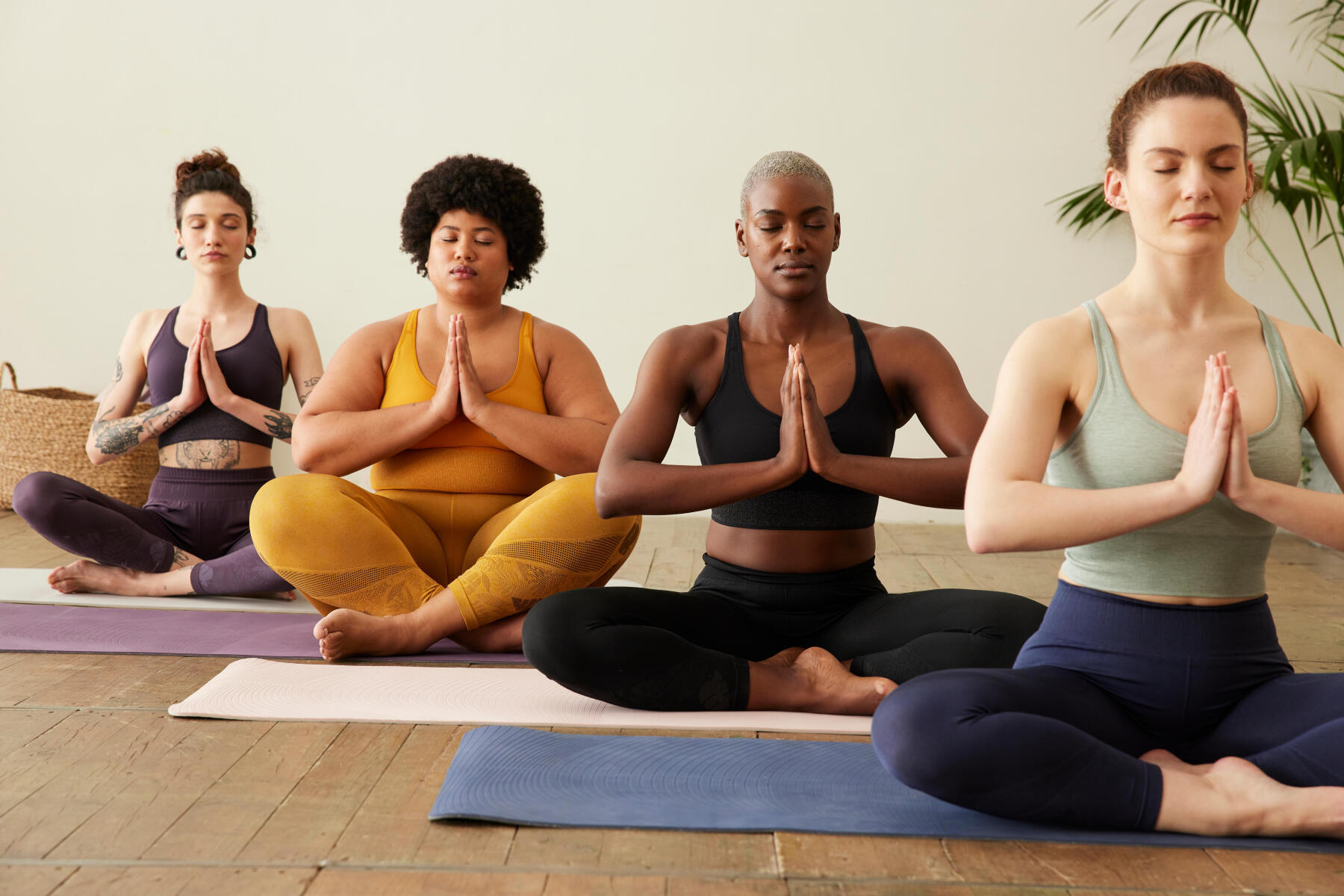 grupo de mulheres a praticar yoga
