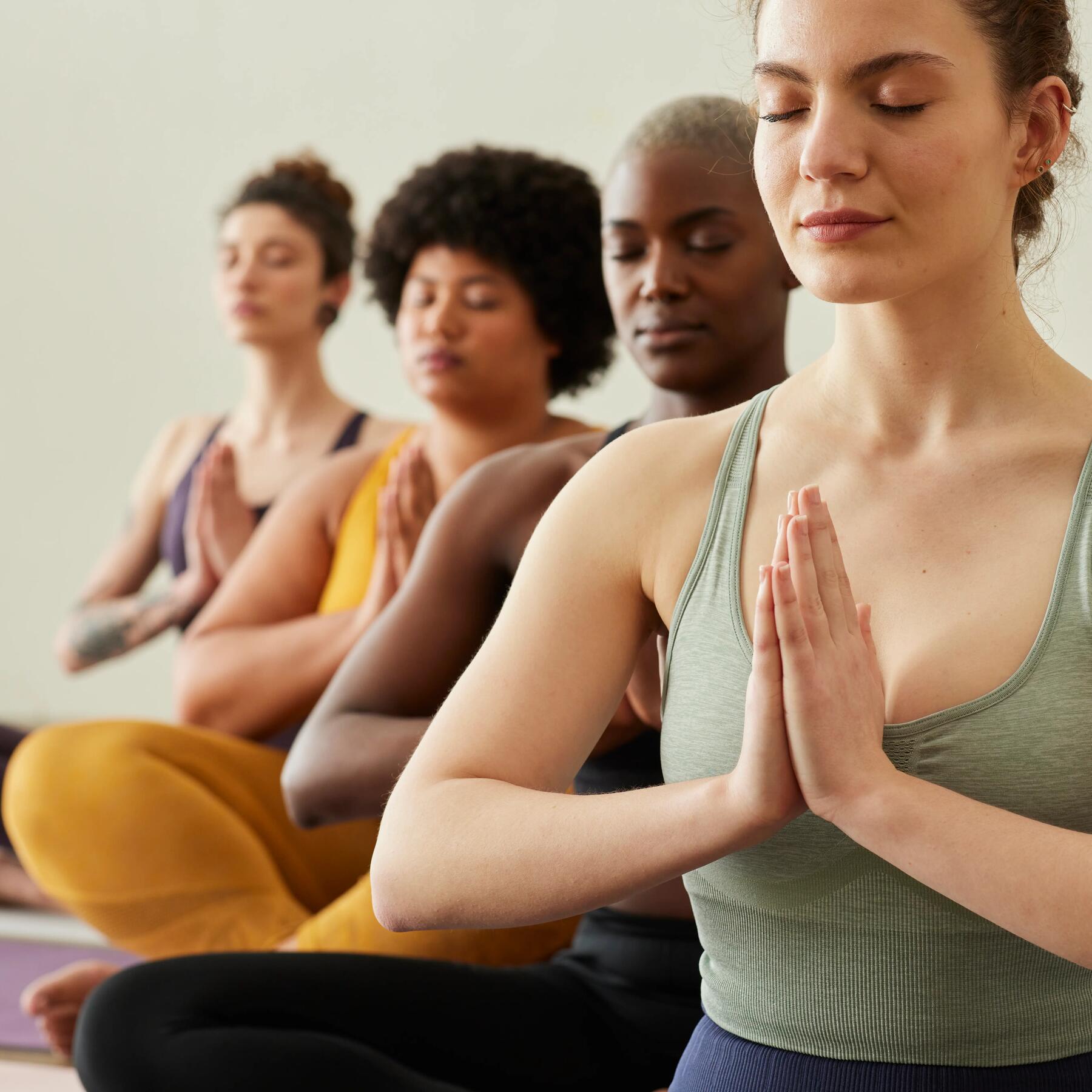 Cómo escoger ropa para yoga intenso: consejos para mantener la
