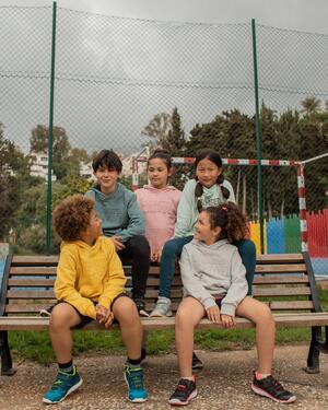 várias crianças com roupa de desporto na escola