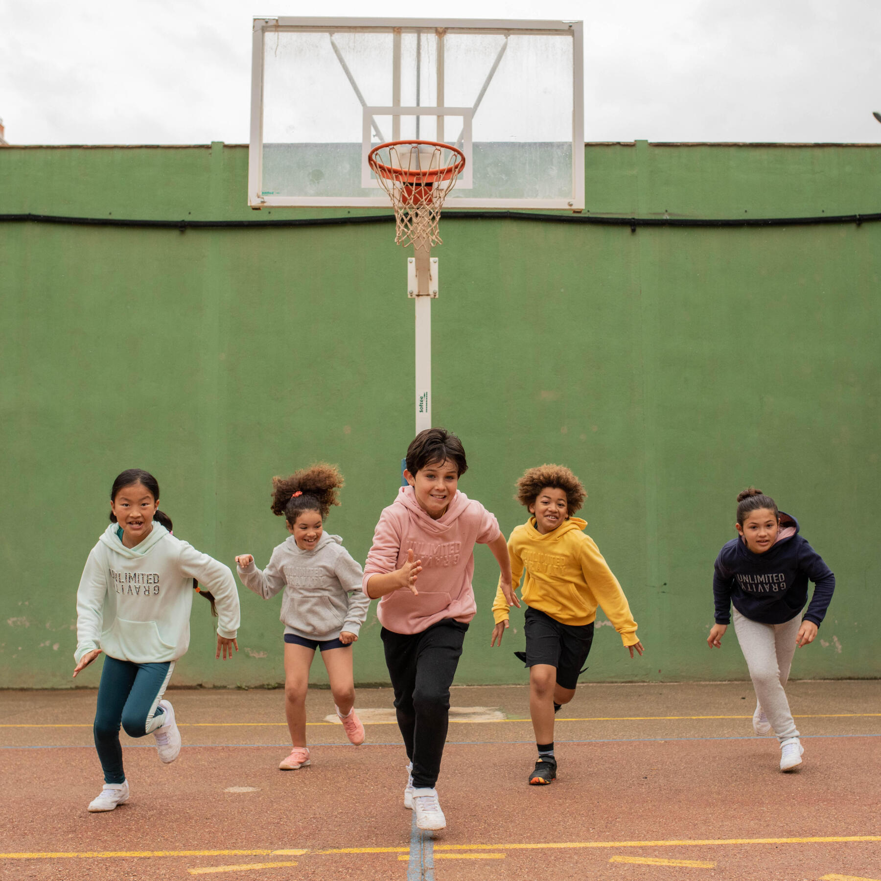 criança em aula de educação física