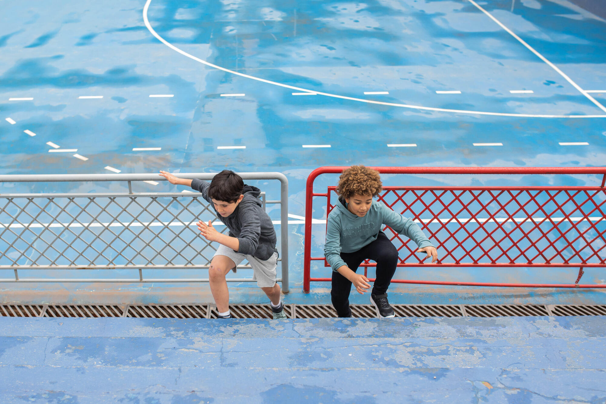 deux enfants jouant et courant