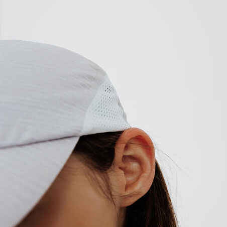 Vyrams ir moterims tinkanti reguliuojama bėgimo kepuraitė „Kiprun“, šviesi pilka