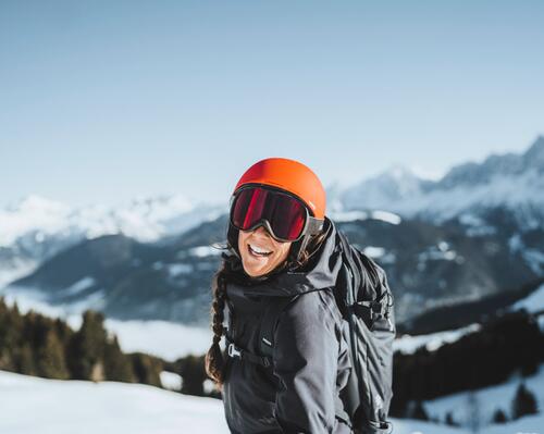 Kobieta w goglach narciarskich dobrych na okulary korekcyjne