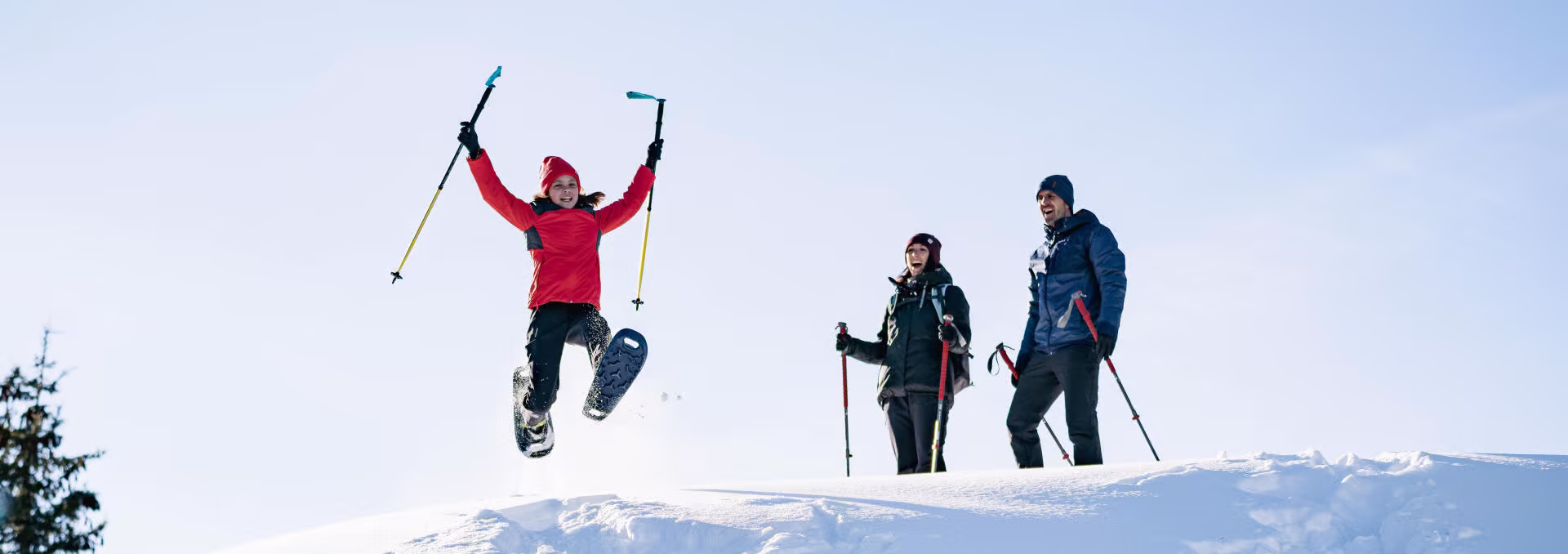 Photo d'une famille en raquettes à neige © Photo d'une famille en raquettes à neige