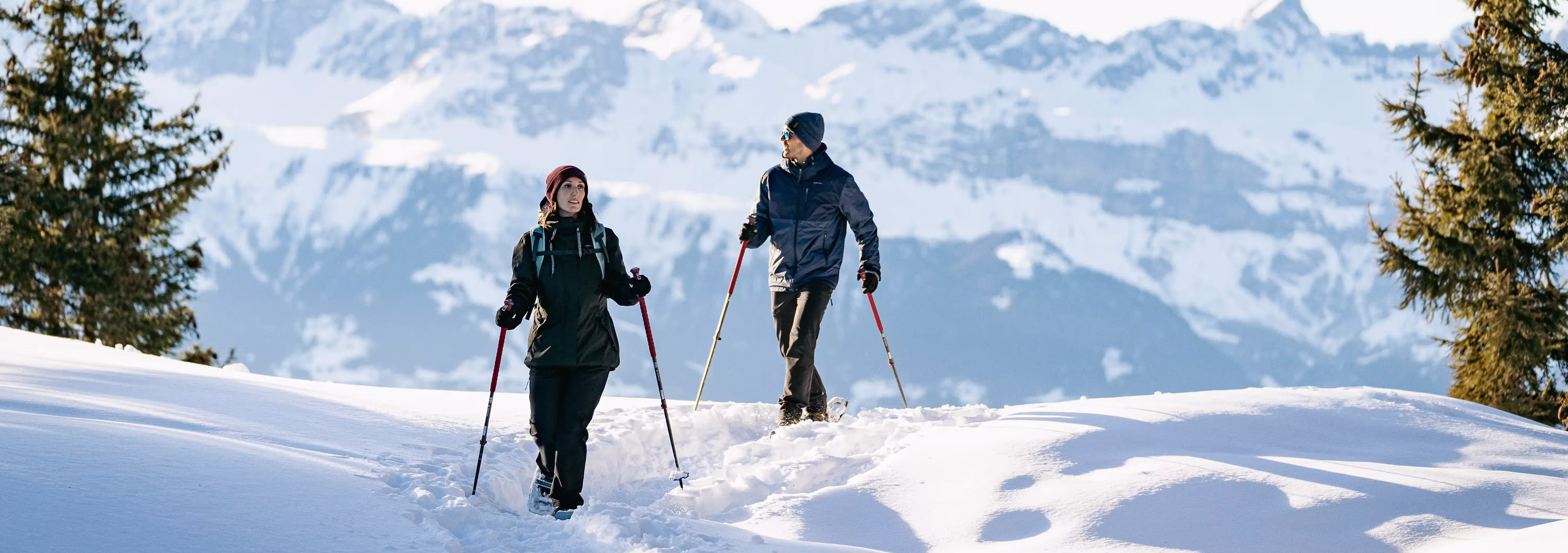 Photo d'un couple pendant une randonnée en raquetet © Photo d'un couple pendant une randonnée en raquetet
