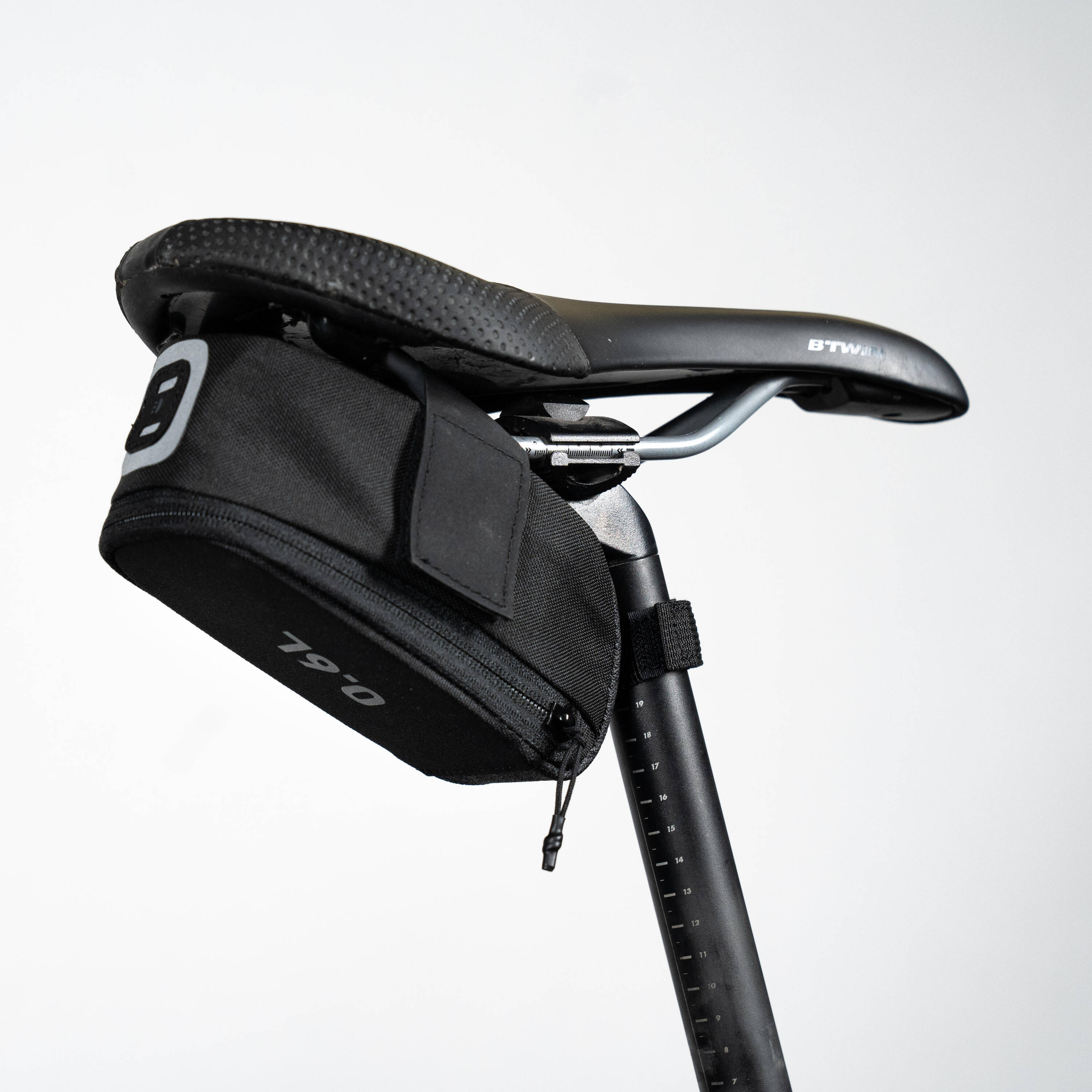 Saddle Bag Kit Easy M 0.6L + Multitool + 3 Tyre Lever - Black -  5