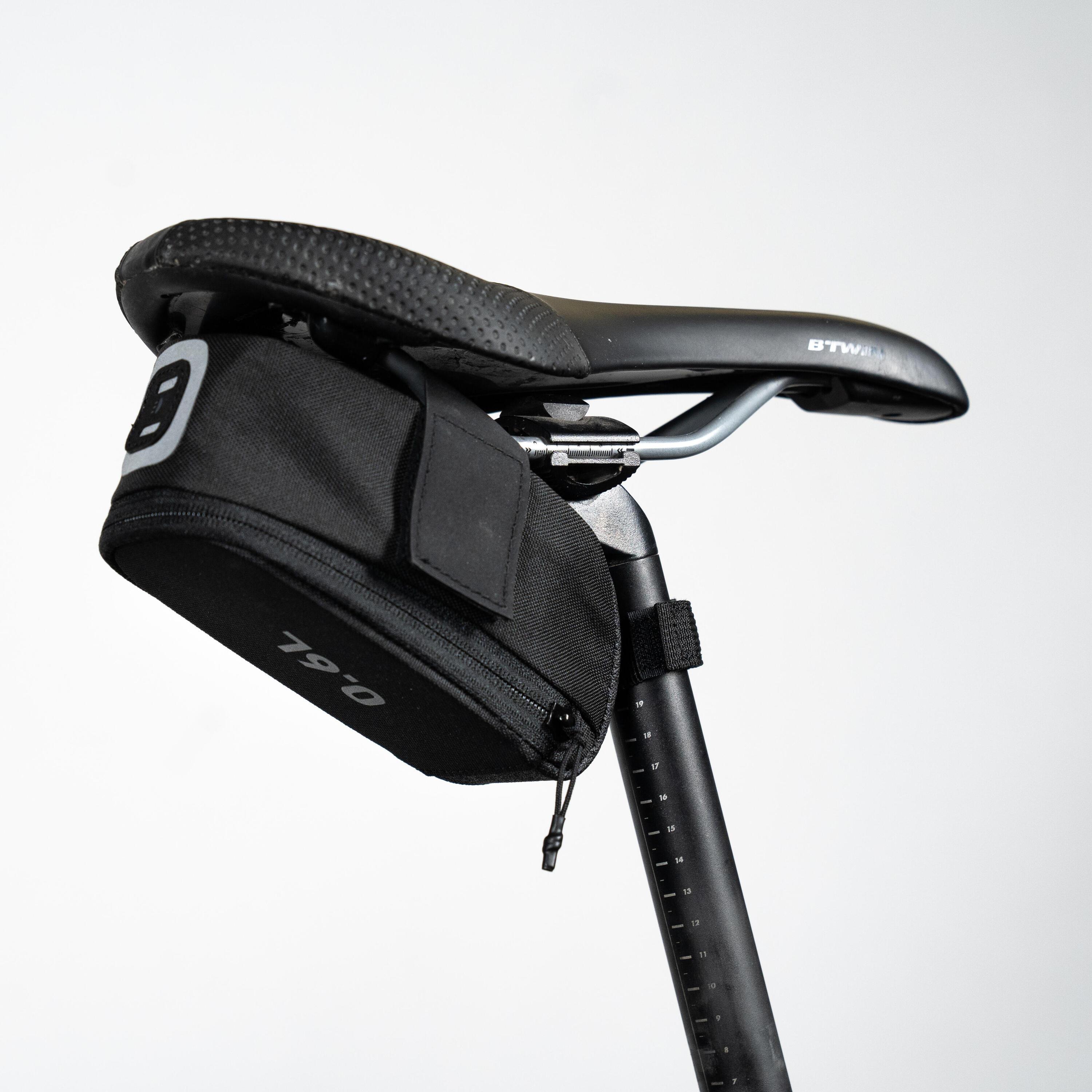 Saddle Bag Kit Easy M 0.6L + Multitool + 3 Tyre Lever - Black 7/8