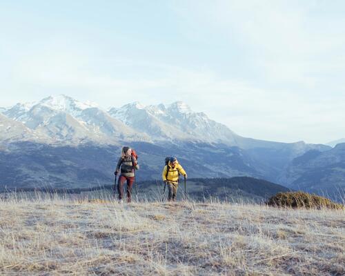 ludzie uprawiający trekking górski w odzieży trekkingowej