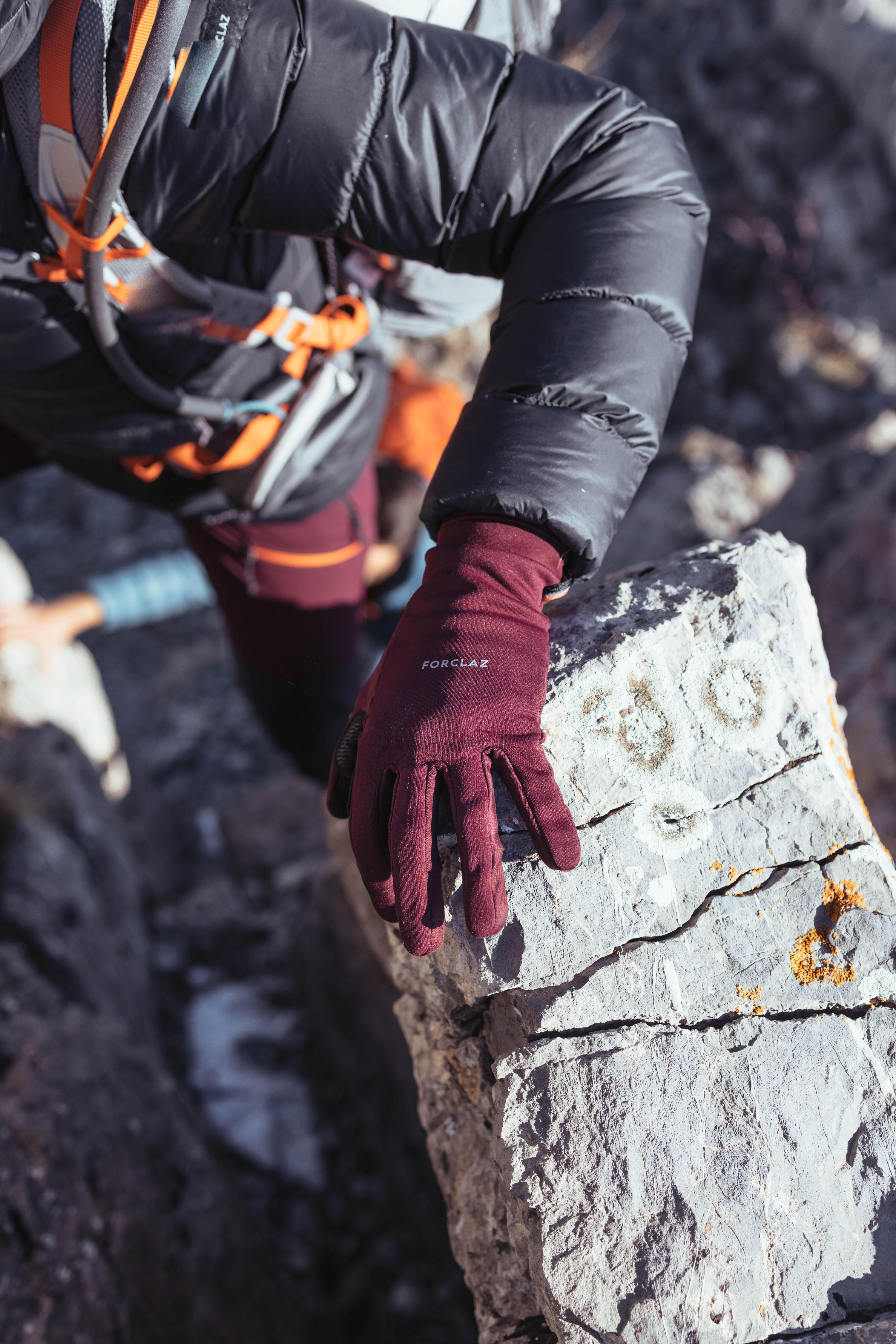 Adult mountain trekking tactile stretch gloves - MT500 burgundy 3/9