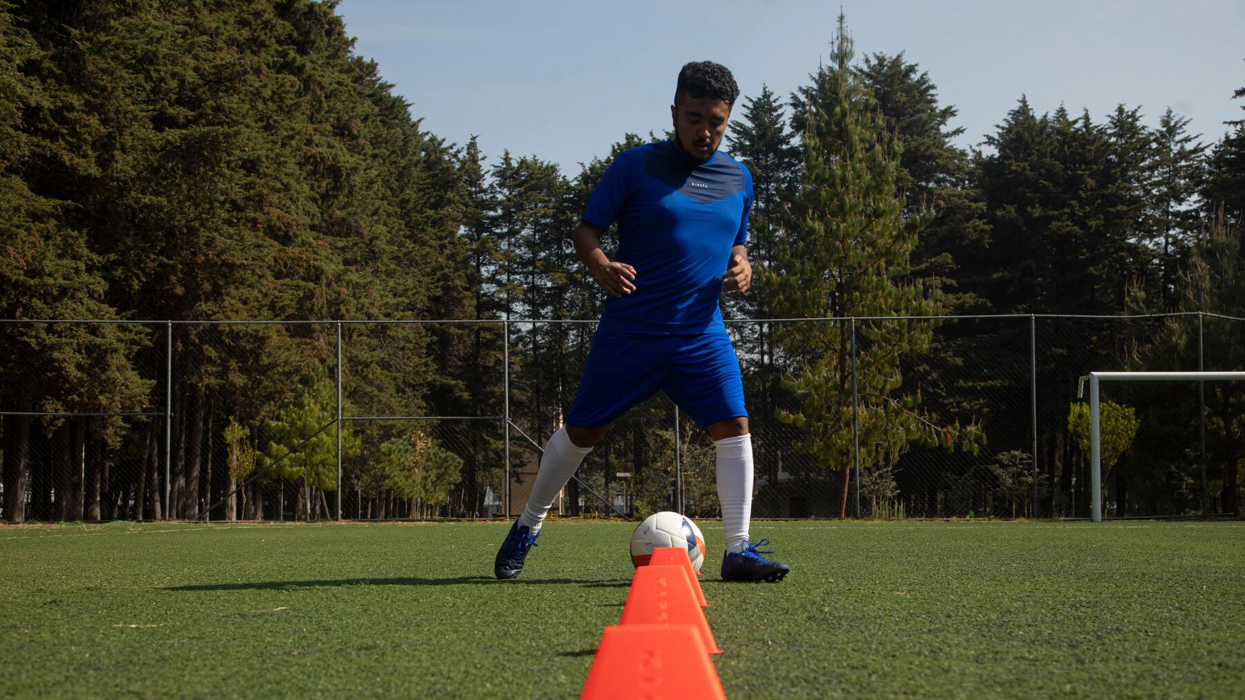 Man die voetbal conditie oefeningen aan het doen is