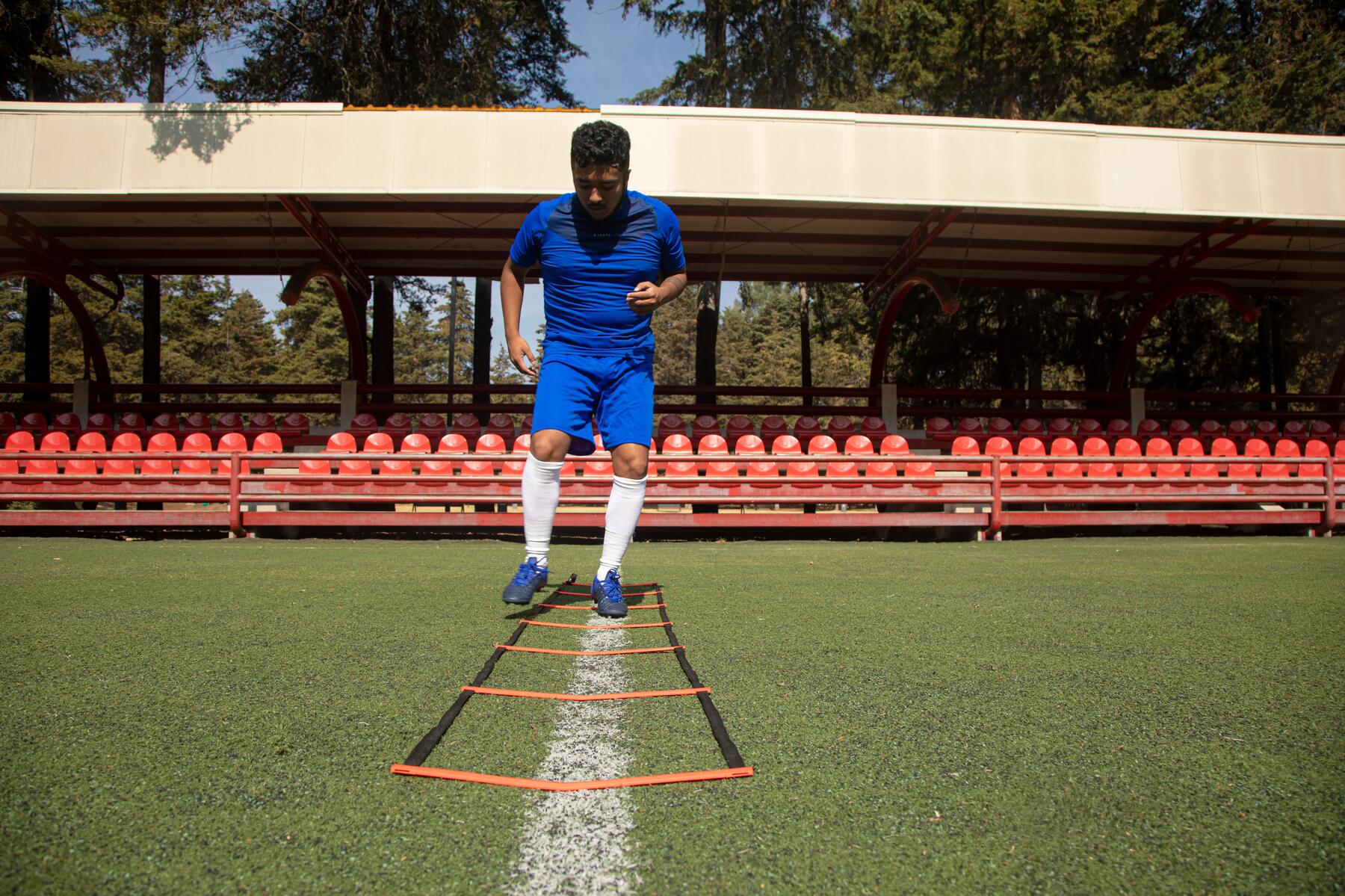 Man die een warming up voor voetbal doet