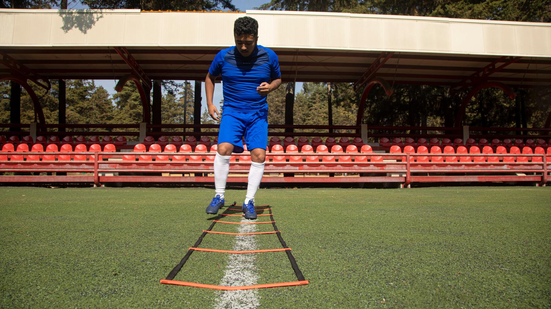 Man die een warming up voor voetbal doet