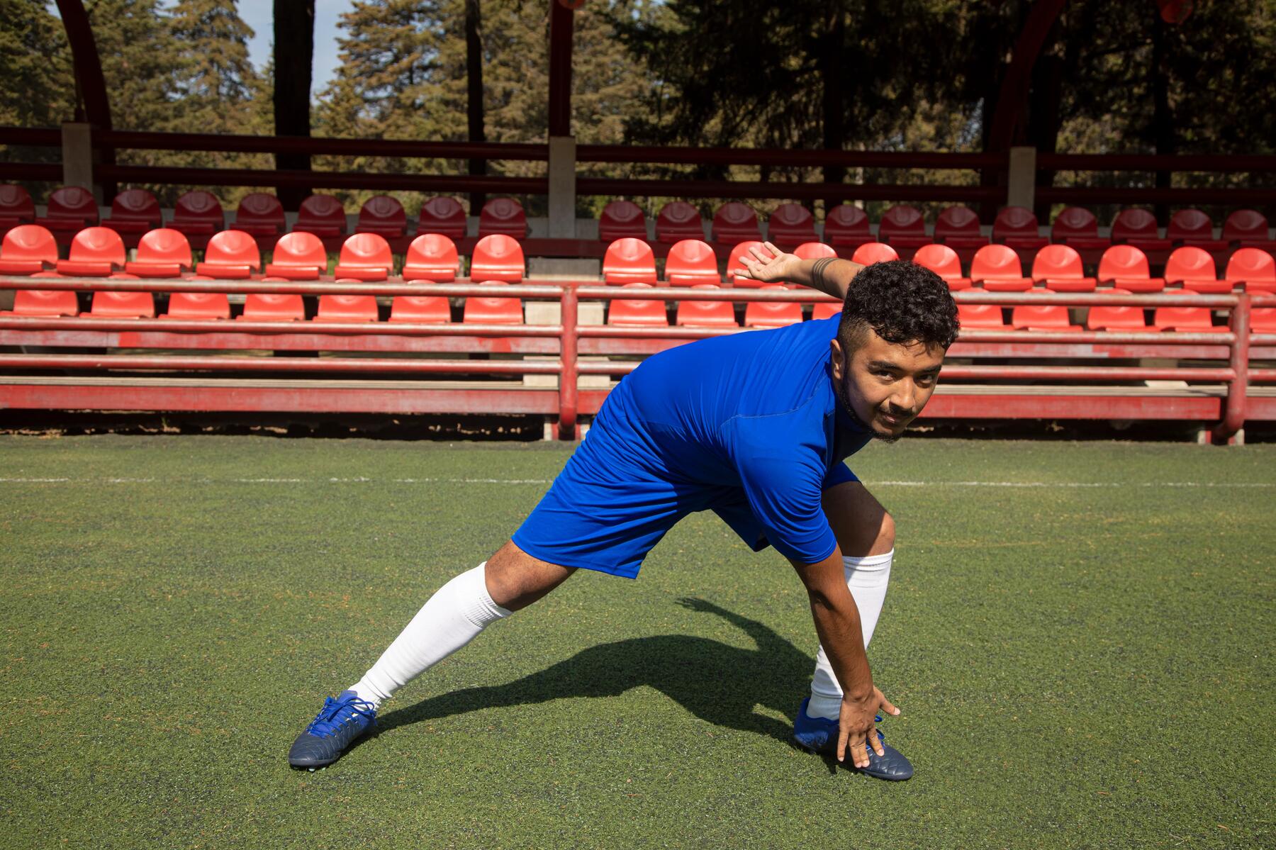 Man die fysieke training aan het doen is voor voetbal