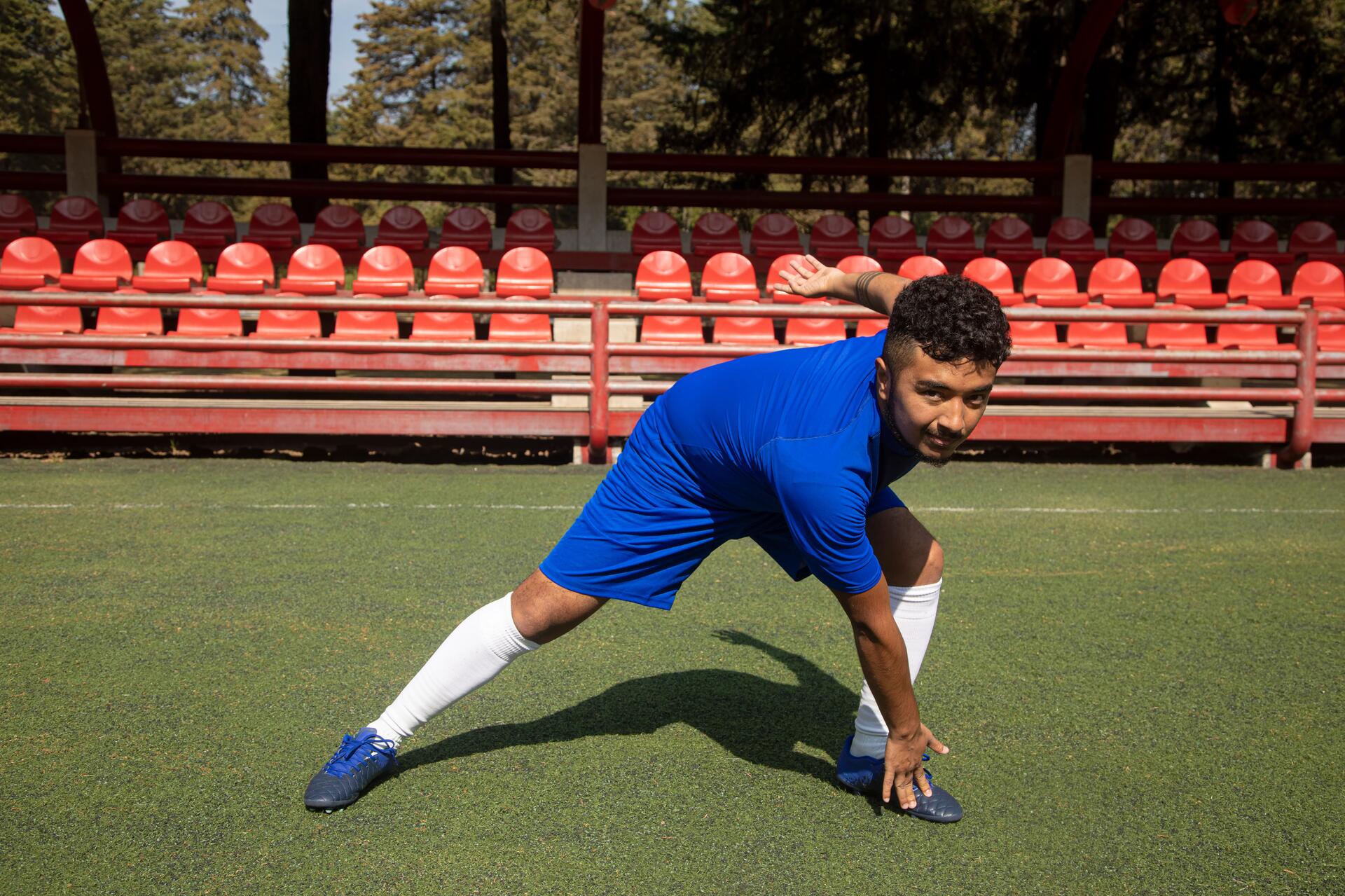 Man die een warming up voor voetbal doet