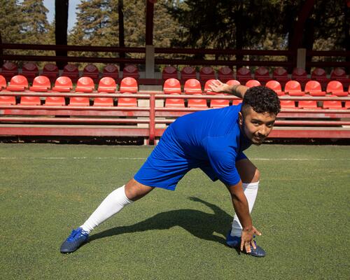 Man die een warming up voor voetbal doet