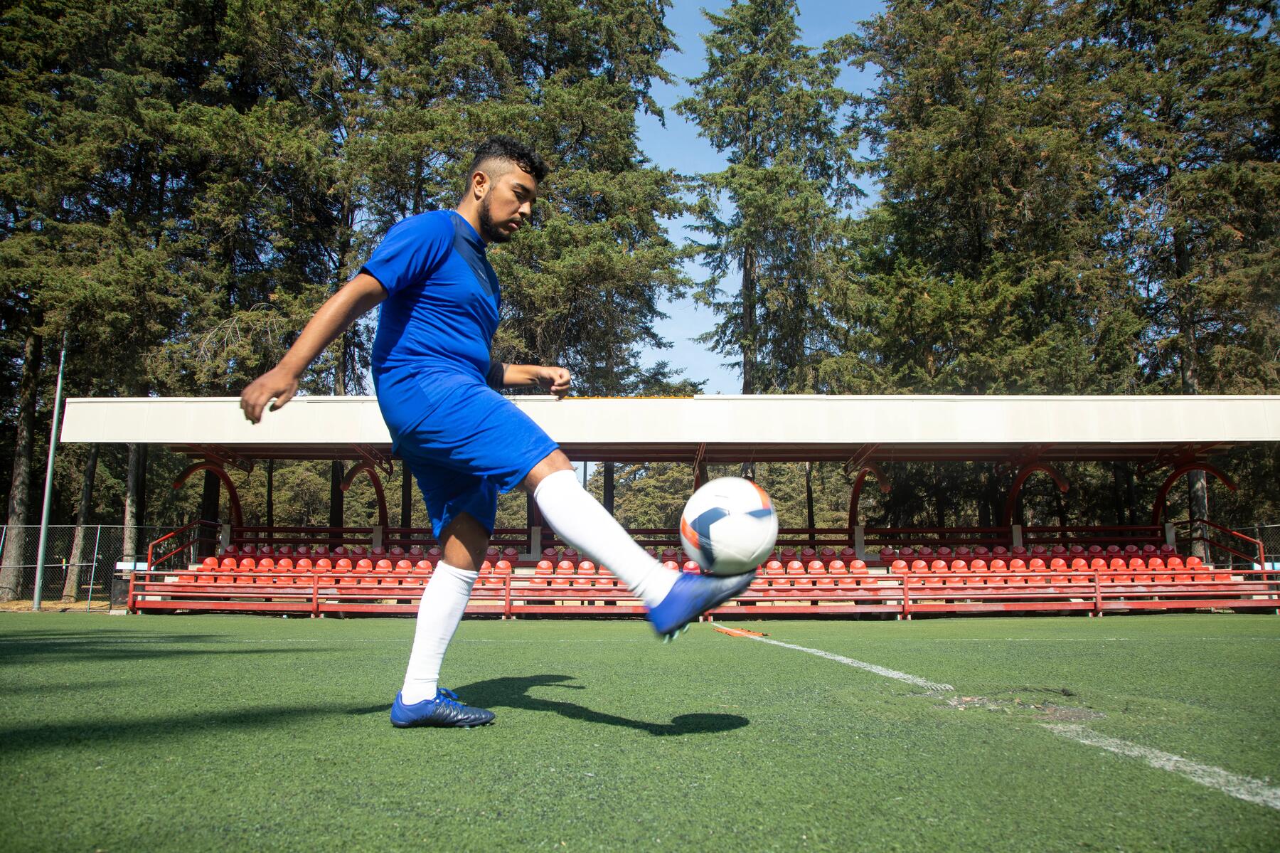 Man die een warming up voor voetbal doet