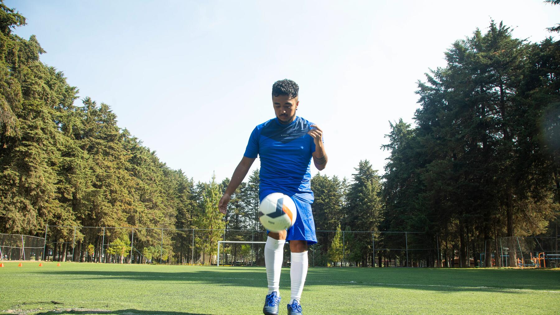 Man die een warming up voor voetbal doet