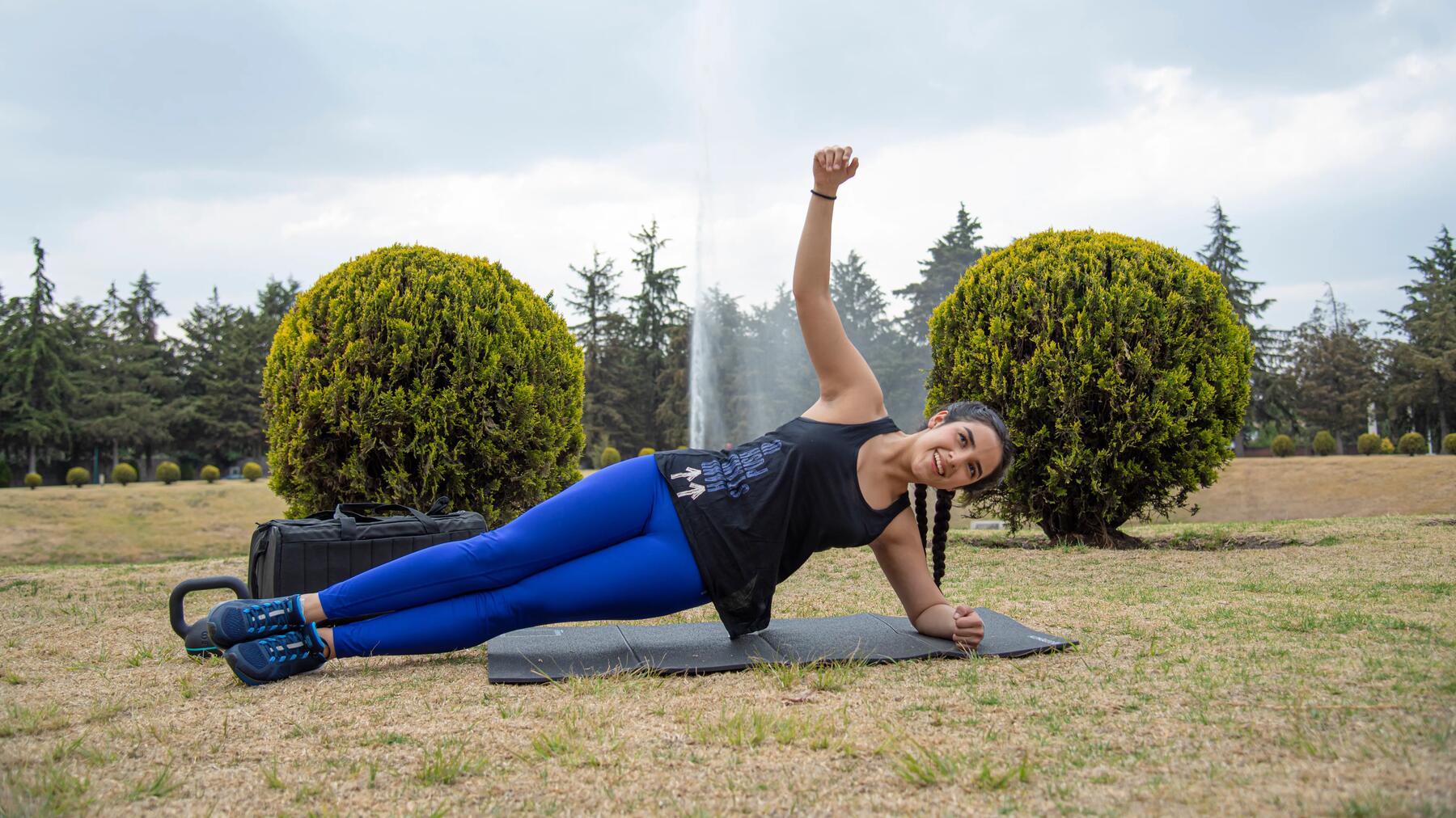 Plancha lateral con codo apoyado y un brazo extendido