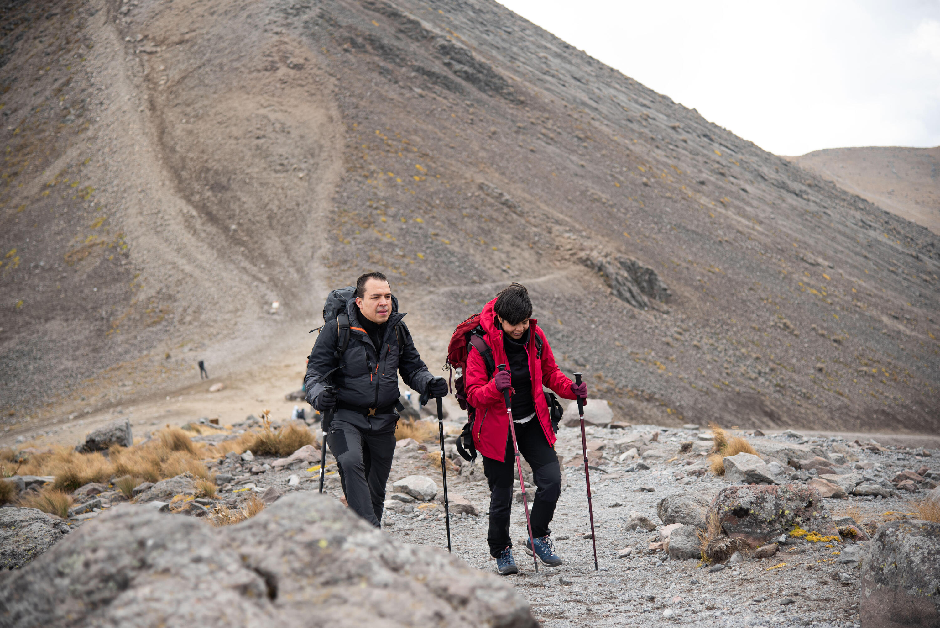 Mochila de montaña y trekking 50L Mujer Simond MT100 Easyfit. Funda impermeable 17/21
