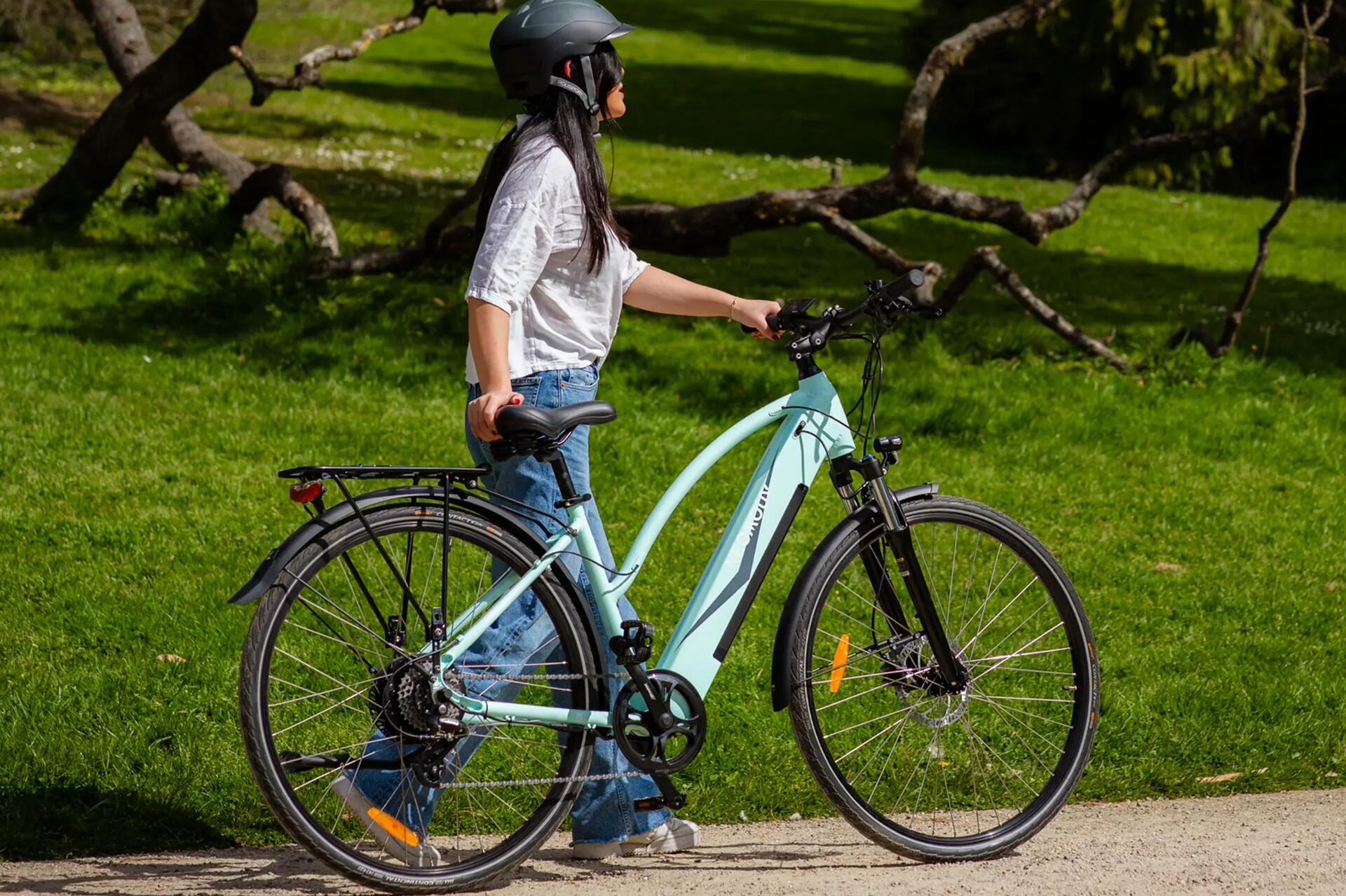 kobieta w kasku i odzieży sportowej z rowerem elektrycznym