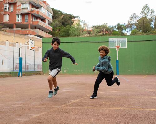 Perché incoraggiare i bambini a giocare e a muoversi all'aperto?