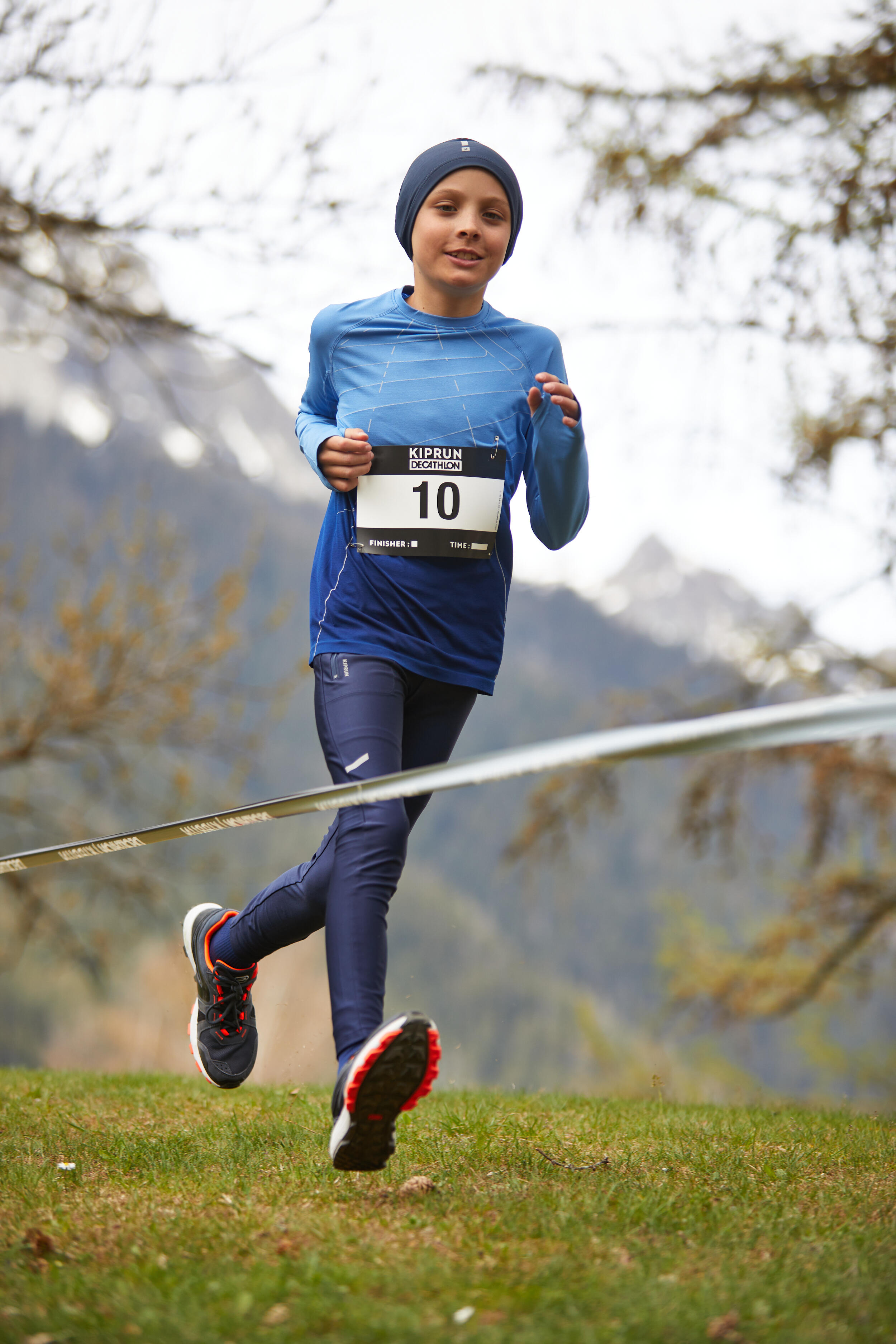 ESPADRILLES COURSE ET ATHLÉTISME ENFANT KIPRUN GRIP GRIS NOIR ORANGE FLUO - KIPRUN