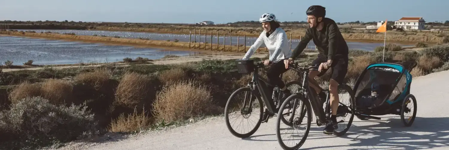 La remorque vélo enfant pour randonner en famille
