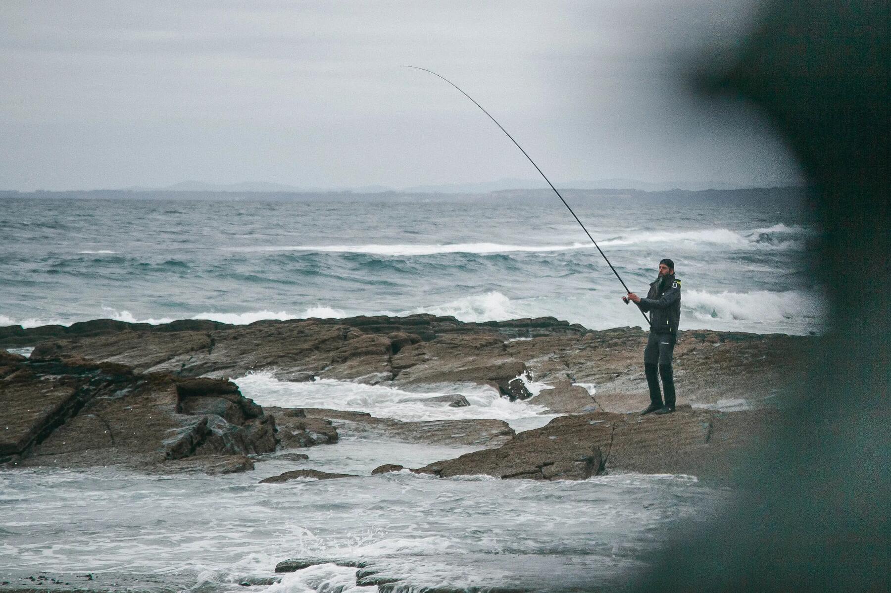 hombre practicando rockfishing