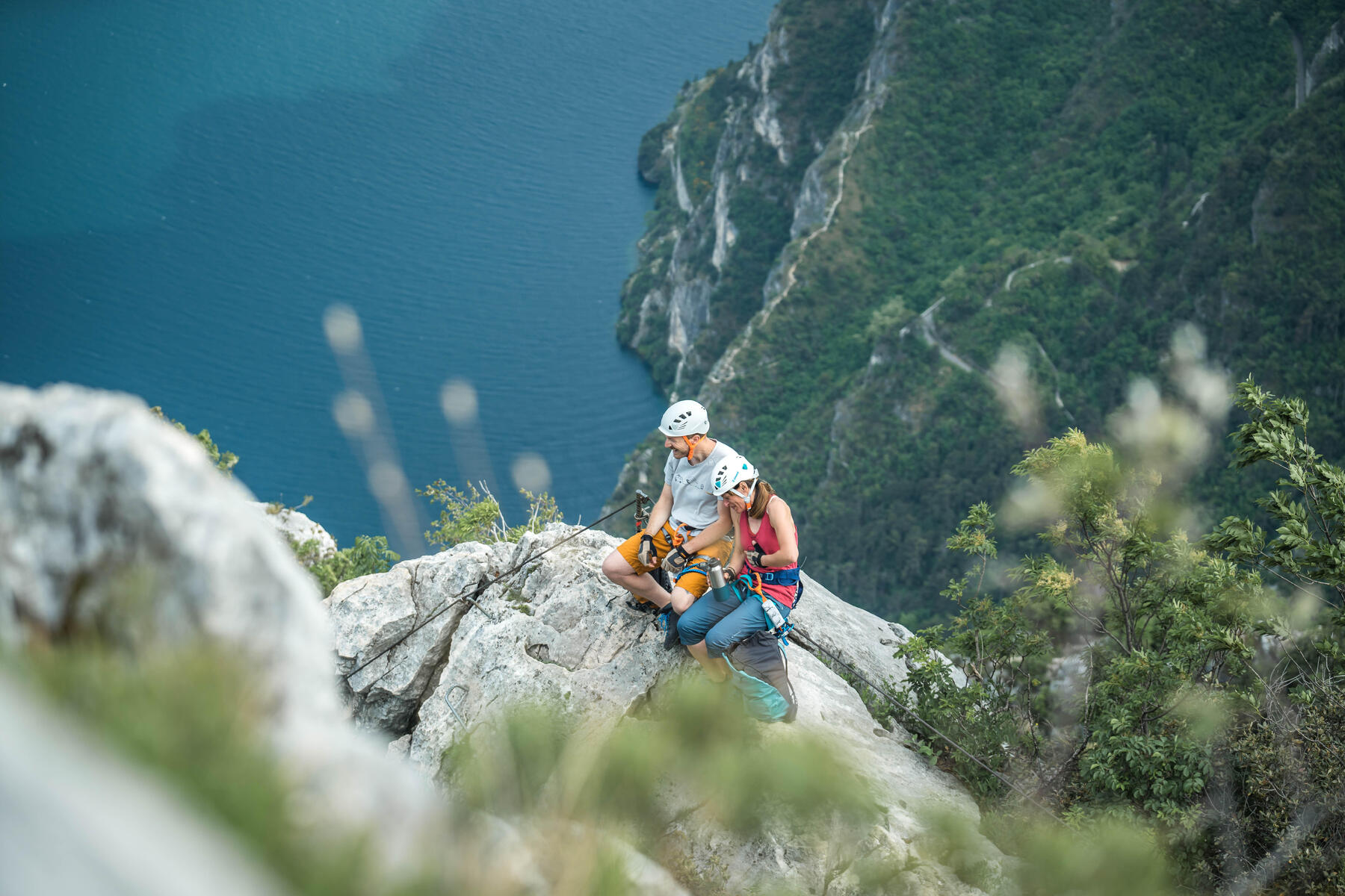 Klettersteig Anfänger machen eine kleine Pause auf dem Klettersteig